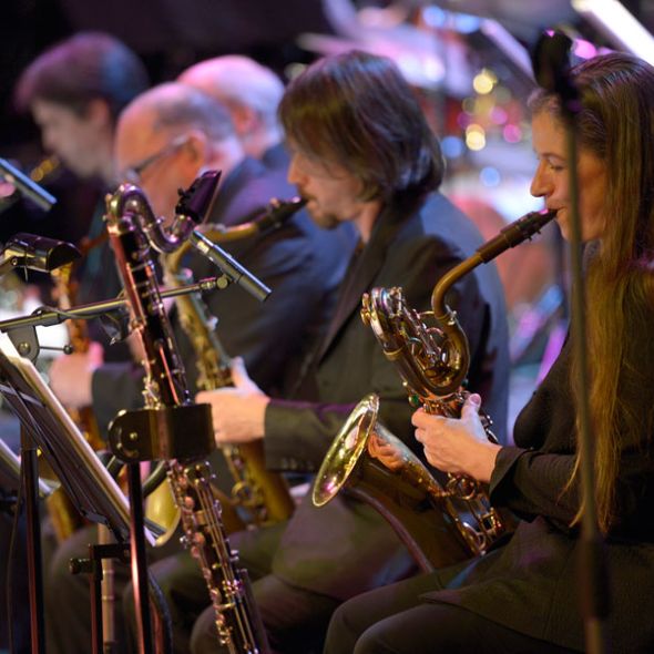 Ein Blick in die Saxofongruppe bei einem Konzert der BigBand auf der Bühne der Deutschen Oper Berlin