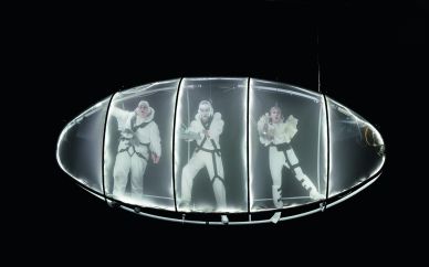 Auf diesem Bild ist eine Szenenimpression aus einer Kammeroper aus NEUE SZENEN. Drei Astronauten stehen in einer "Blase". Dieses Bild illustriert verallgemeinernd die Möglichkeiten, die in den szenischen Umsetzungen dieses Hochschulprojektes liegen können.
