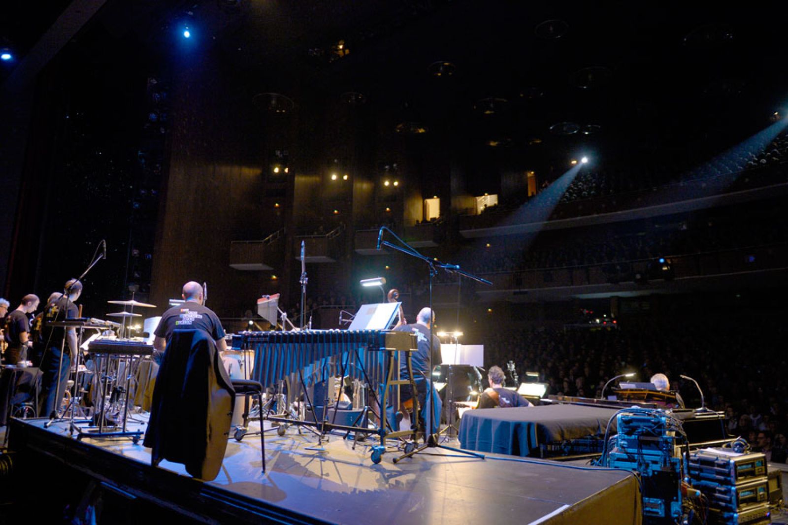 Auf dem Foto: Die BigBand im Konzert auf der Großen Bühne. Der Blick ist von hinten über die Musiker in den Saal.