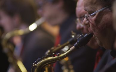 Auf dem Foto eine Impression aus der Saxofongruppe mit Lichtreflexen auf den Instrumenten.
