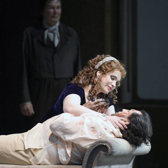 Tosca  | To the performances Auf dem Foto eine Impression (Tosca umarmt den aus der Folter in Scarpias Kabinett zurückgekehrten Cavaradossi) aus Boleslaw Barlogs Inszenierung von TOSCA.