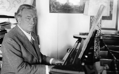 Der Maestro an seinem Bechstein-Flügel um 1925: Um seine eigene Form der neuen italienischen Musik zu erschaffen, beschäftigte sich Respighi intensiv mit dem Studium alter Musik. Transkriptionen (links im Bild) waren seine große Leidenschaft.