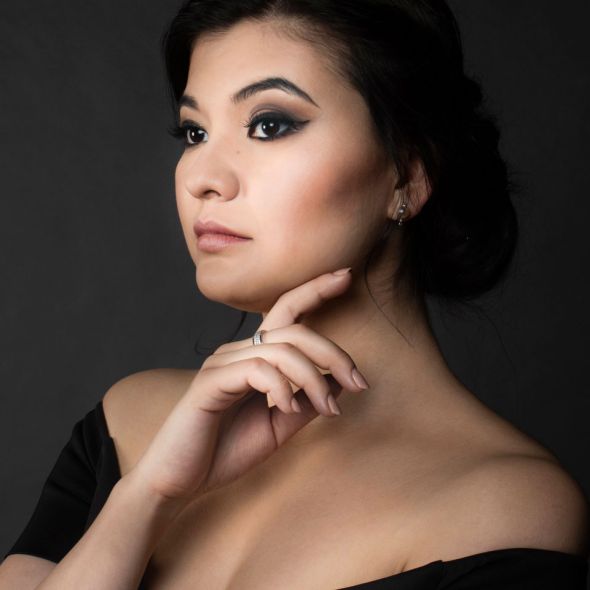 Aigul Akhmetshina  Ein Porträt der Sopranistin Aigul Akhmetshina. In den konzertanten Vorstellungen von Massenets WERTHER übernimmt sie die Partie der Charlotte.