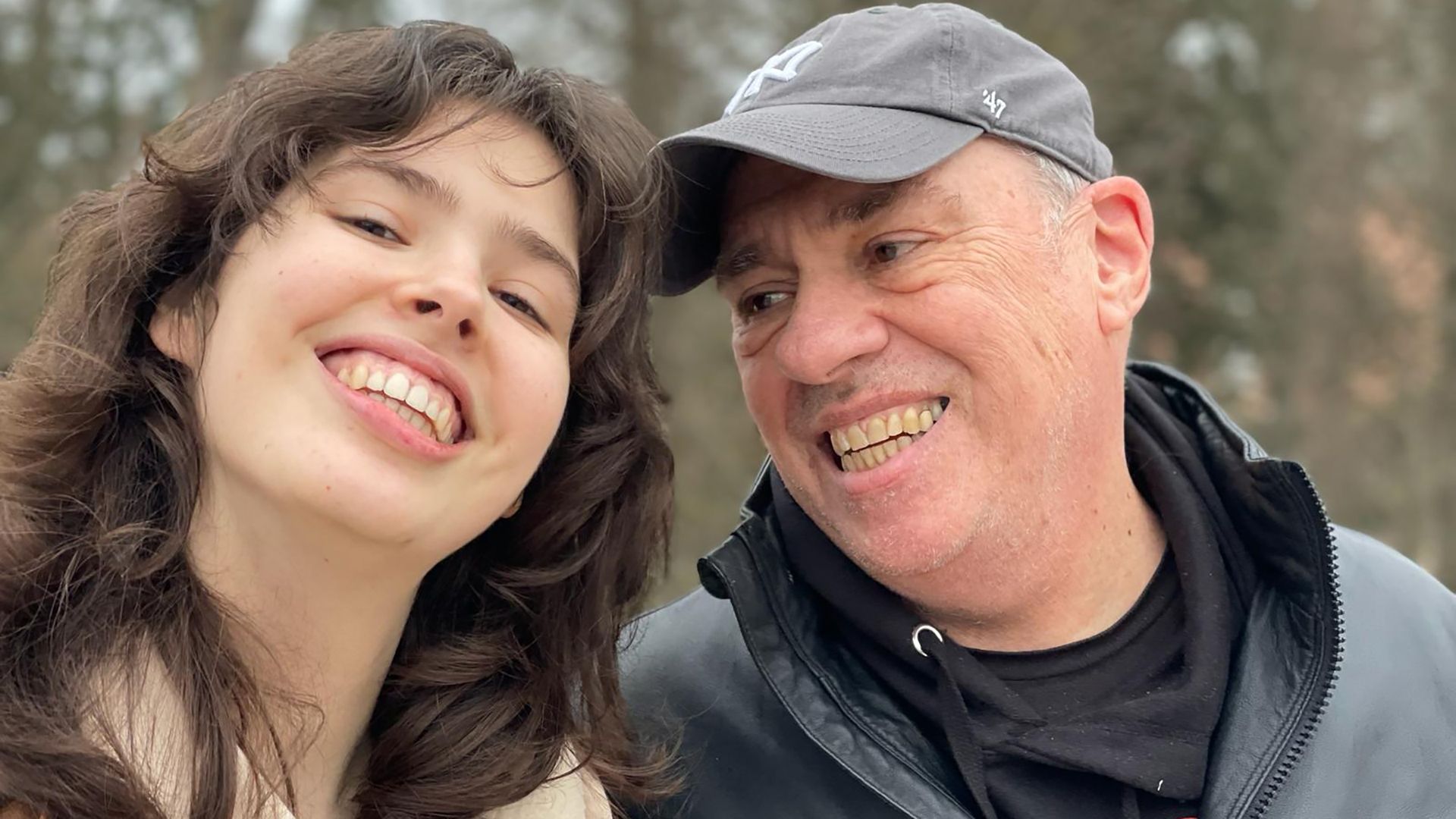 Chiara allein zuhause  | Lesen Sie im Blog Sidney und Chiara Corbett auf einer Fotografie, sie lächeln sich an.