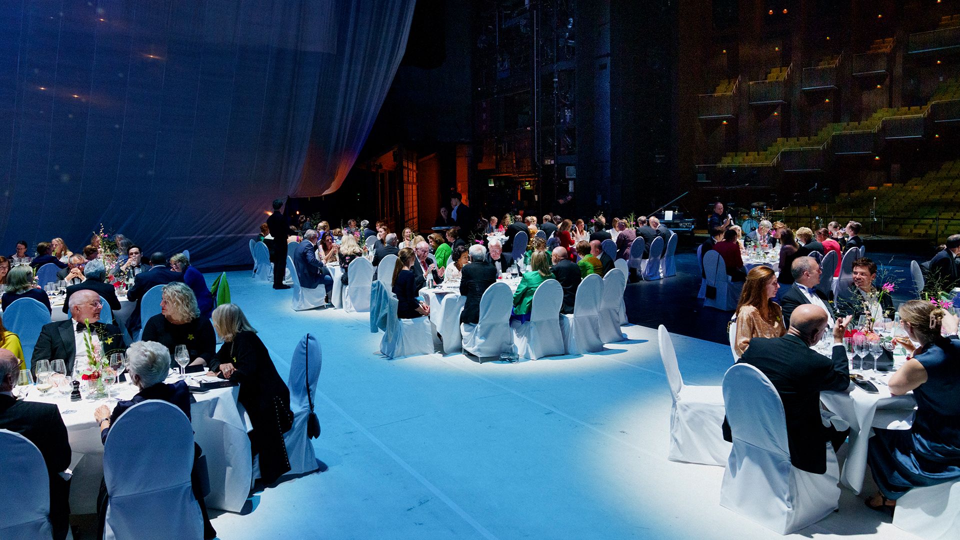We love opera! Mitglieder des Förderkreises beim Bühnendinner 2023 im Bühnenbild von Madama Butterfly.