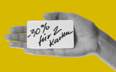 Operncard 2025/26  | Kaufen Sie Ihre Operncard! Motiv: Deutsche Oper Card 2025/26: Eine ausgestreckte, geöffnete Hand präsentiert ein Kärtchen, auf dem handschriftlich steht: -30% für 2 Karten.