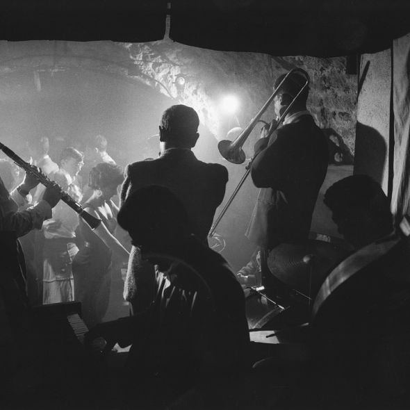 Jazz de Paris  | To the jazz concert Ein Schwarzweiß-Bild mit Jazzmusikern in einem Kellergewölbe.