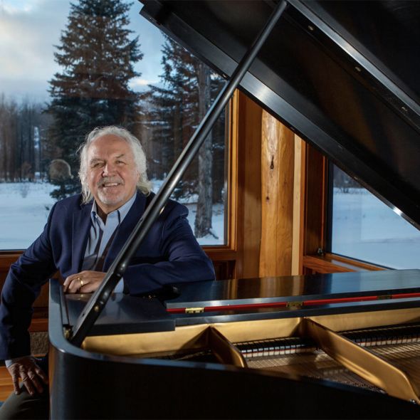 Sir Donald Runnicles  | Read more Sir Donald Runnicles am Flügel in seiner Heimat Wyoming. Draußen eine winterliche Landschaft. Das Foto illustriert den Link zu Sir Donalds Biografie.