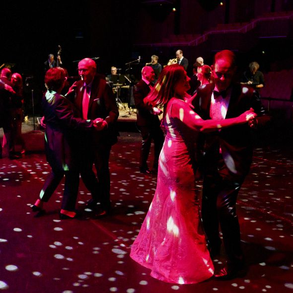 In ausgelassener Stimmung tanzen die Mitglieder des Förderkreises bei ihrem jährlichen Bühnendinner.